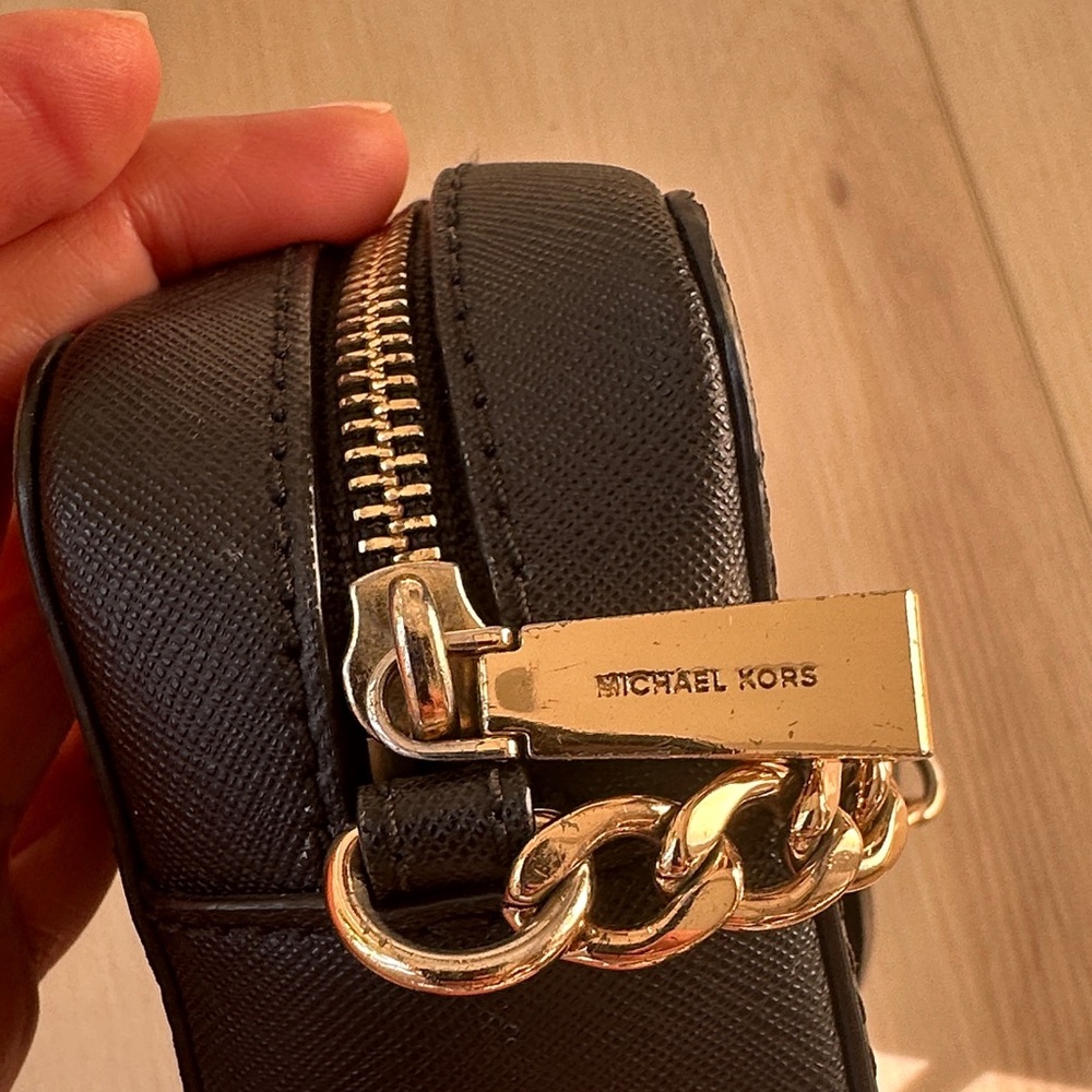 Michael Kors Black Crossbody with Gold Chain in Great Condition! - Picture 5 of 7